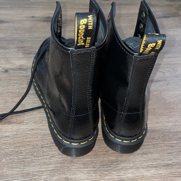 New Dr. Martens distressed patent leather boots size - 8US L - Picture 6 of 7